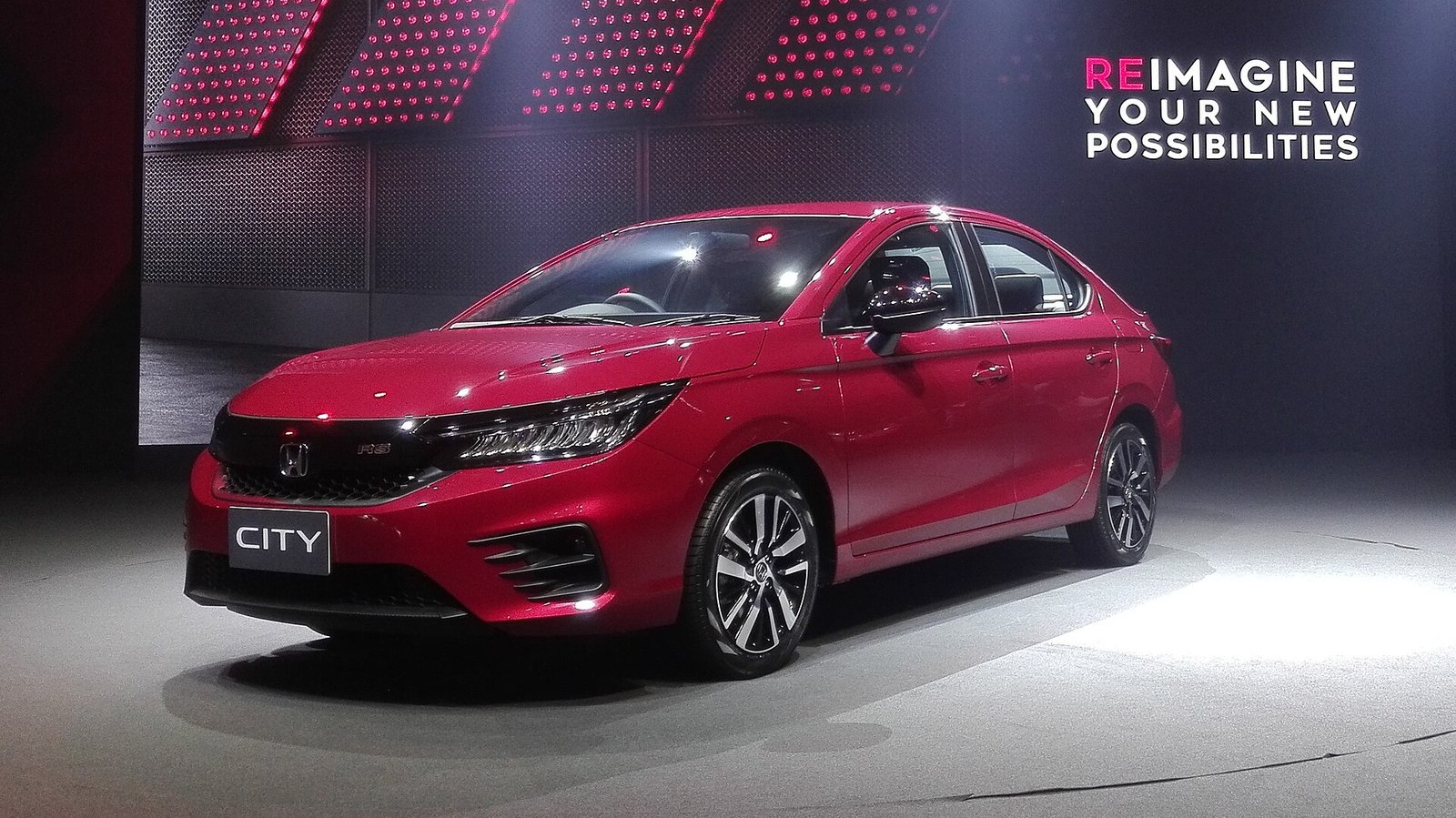 Honda City: o compacto que aposta em espaço e economia