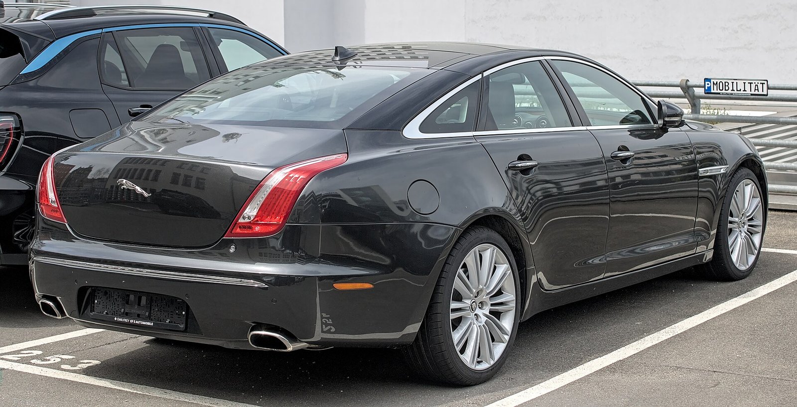 Jaguar XJ: o sedã de luxo topo de linha em detalhes