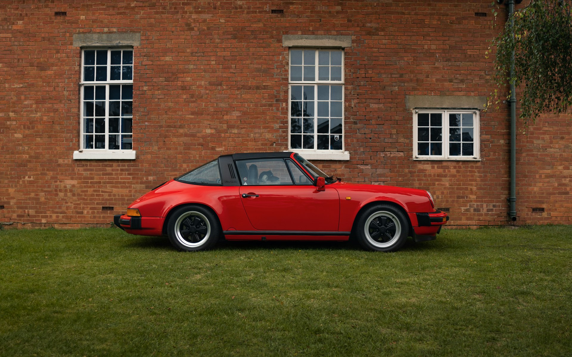 Porsche 911 Targa: O Clássico Conversível de Luxo