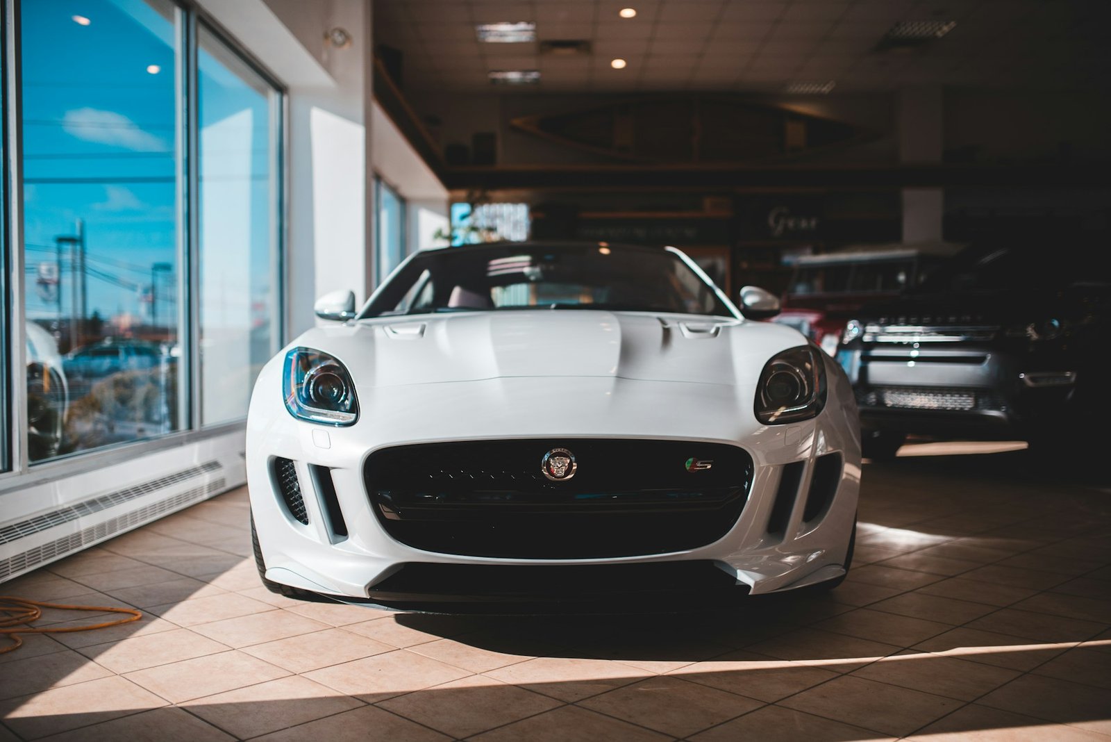 Quanto custa uma Jaguar: faixa de preços por modelo e o que considerar