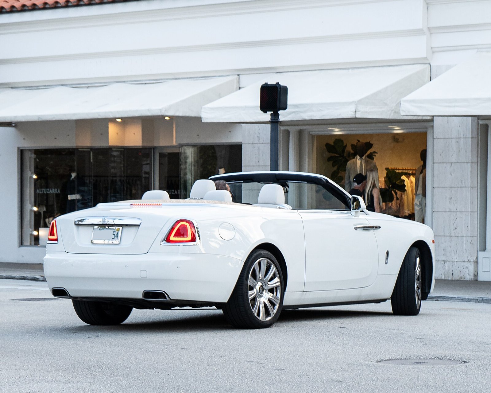 Rolls-Royce Dawn: o conversível de luxo que redefine o prazer a céu aberto